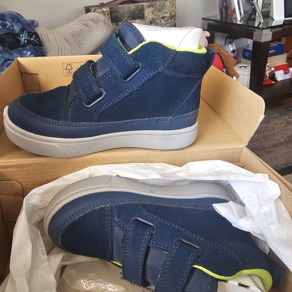 UGG T Rennon II Weather -size 9 boys color blue